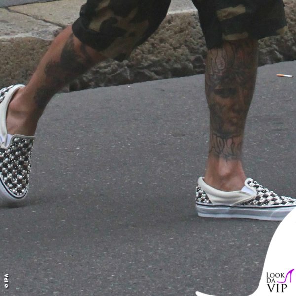 Ai piedi scarpe Vans decorate con perle