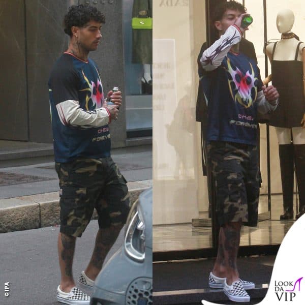 Il rapper paparazzato all'uscita dalla boutique milanese
