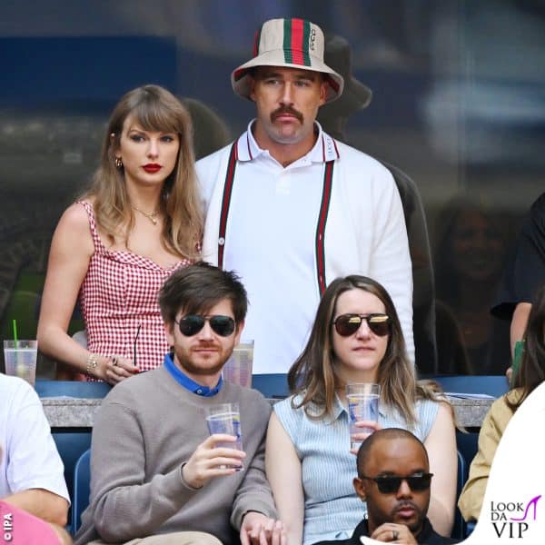 Taylor Swift e Travis Kelce in tribuna 