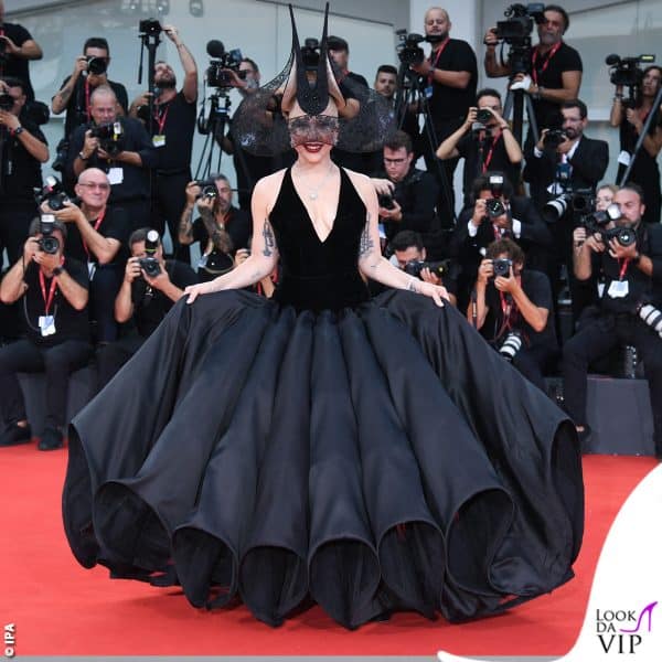 il look teatrale di Lady Gaga a Venezia 81 