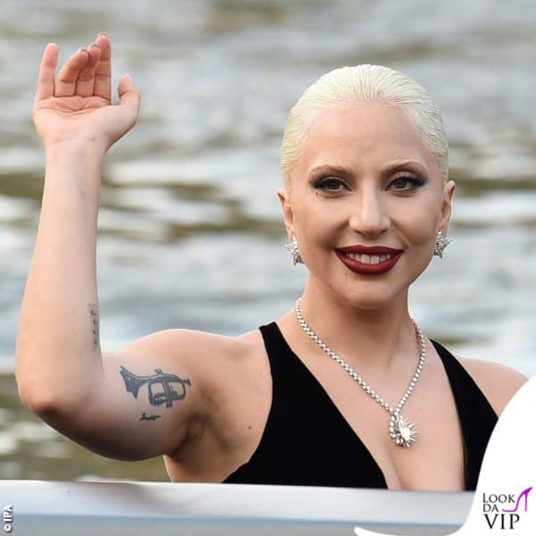 Lady Gaga arriva in barca 