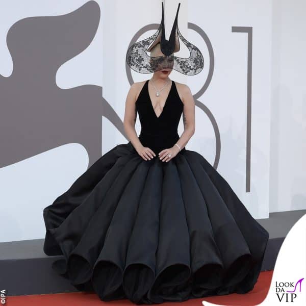 Lady Gaga con un abito Dior Haute Couture, gioielli Tiffany & Co. e copricapo Philip Treacy