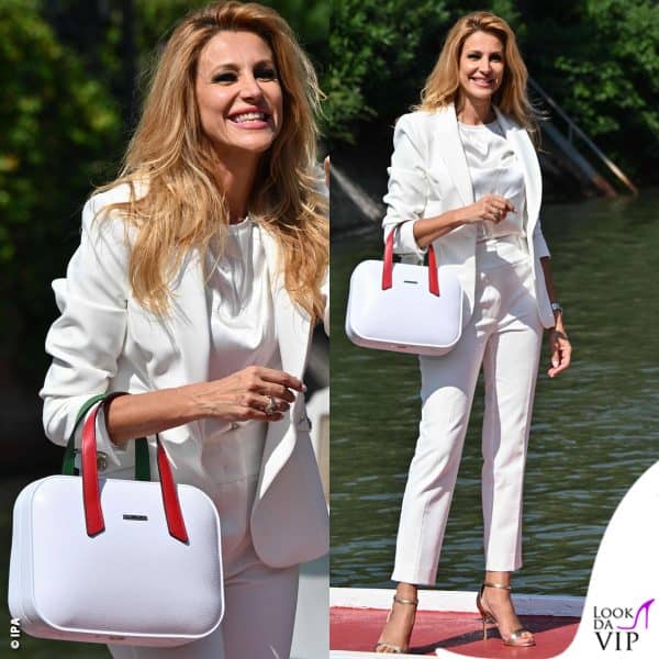 Adriana Volpe in bianco  Guess e borsa Lugglet 