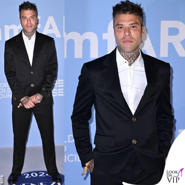 Fedez in Versace al party amFAR durante la Mostra del Cinema di Venezia 