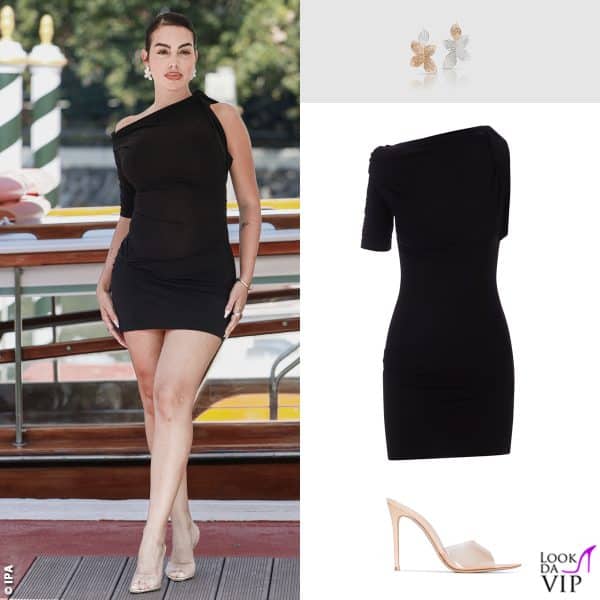 orecchini Pasquale Bruni, abito Jacquemus, mules Gianvito Rossi 