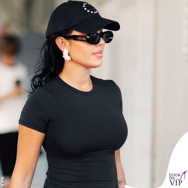 cappellino e occhiali scuri per Georgina 