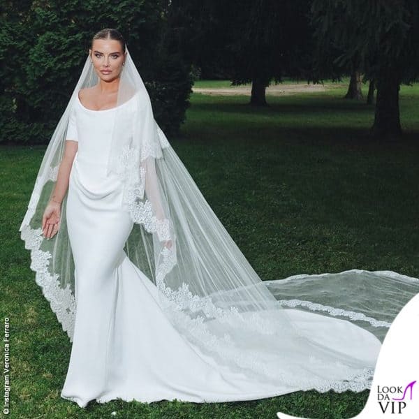 Veronica Ferraro ha sposato Davide Simonetta e per la cerimonia ha scelto un abito da sposa Philosophy in cady di seta