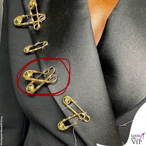 sul suo blazer Versace spiccano le safety pin 