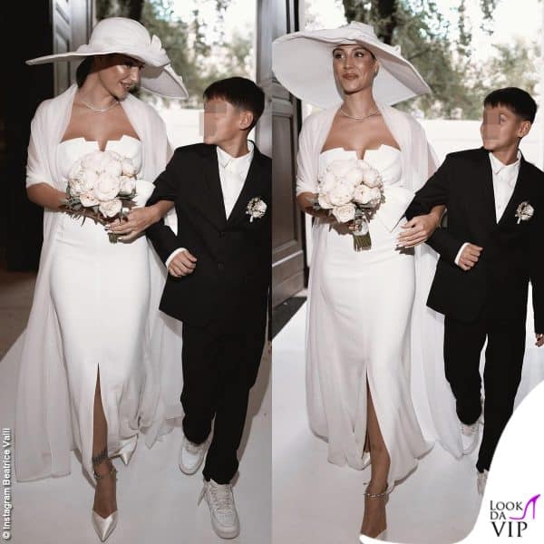La sposa ha scelto un outfit Alberta Ferretti con ampio cappello (nella foto con il figlio Alessandro)