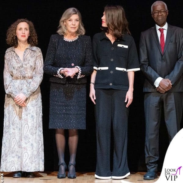Carolina di Monaco e Charlotte Casiraghi sul palco in un momento della cerimonia 