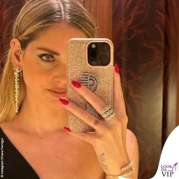 Chiara Ferragni sceglie il rosso per le unghie