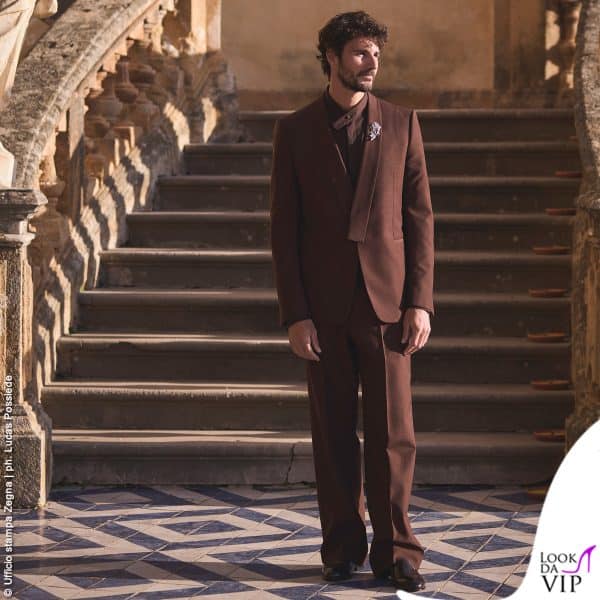 Claudio Stecchi indossa il completo Zegna e spilla Pennisi  alle nozze con Mariacarla Boscono