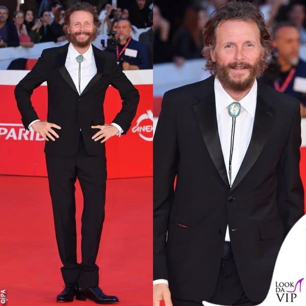 il cantante ha indossato Prada 