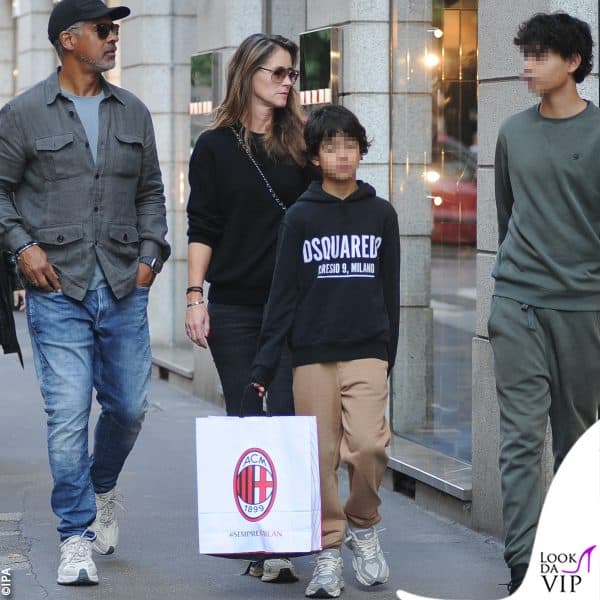 il figlio minore stringe in mano un sacchetto del Milan, storica squadra del papà 