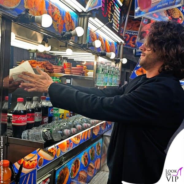 Tamberi compra un hot dog 