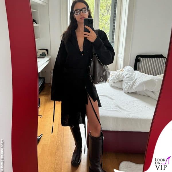 selfie nella camera da letto milanese 
