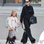 Irina Shayk col cane nella borsa