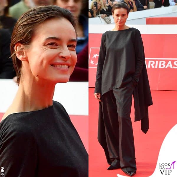 Lo stesso taglio cambia aspetto acconciato all'indietro (outfit Ferrari) 