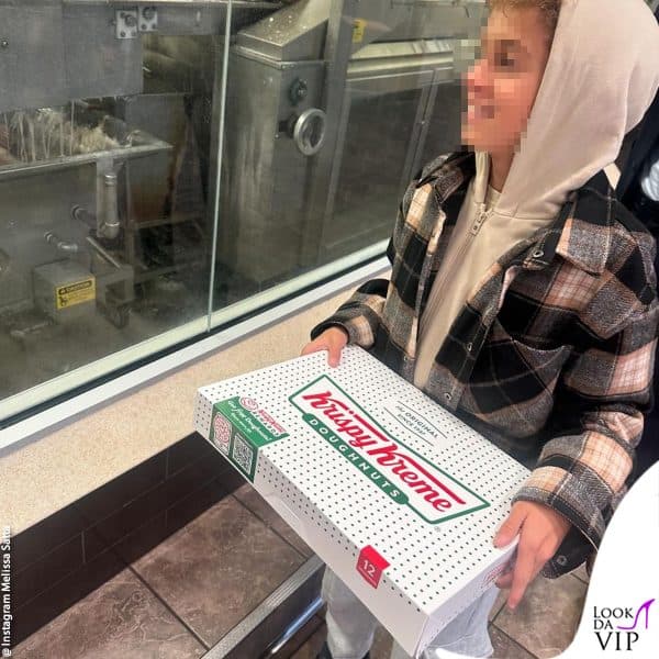 Maddox con una scatola di donut in mano 