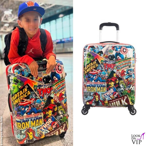 Maddox in posa con il trolley American Tourister 
