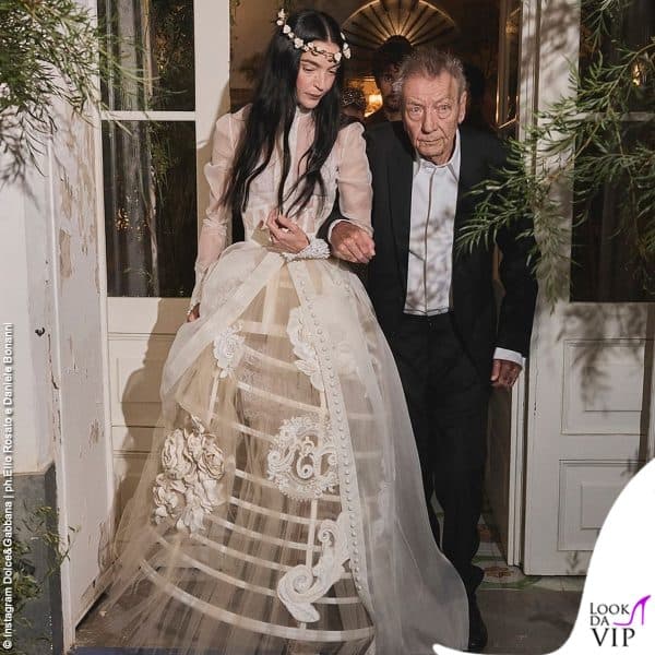 Crinoline e trasparenze per il secondo look da sposa di Mariacarla Boscono (sempre Dolce&Gabbana)