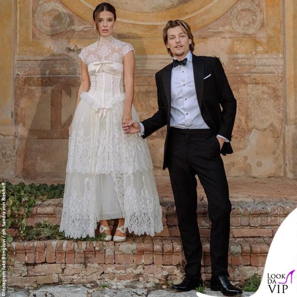 Millie Bobby Brown e Jake Bongiovi al party pre-matrimoniale in Toscana (abito vintage Valentino per lei, completo Banana Republic per lui)