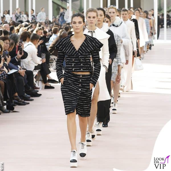 Vittoria guida le modelle nel finale di sfilata da Chanel