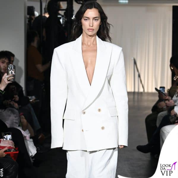 Ed eccoci a Parigi: Irina in bianco da Vivienne Westwood 