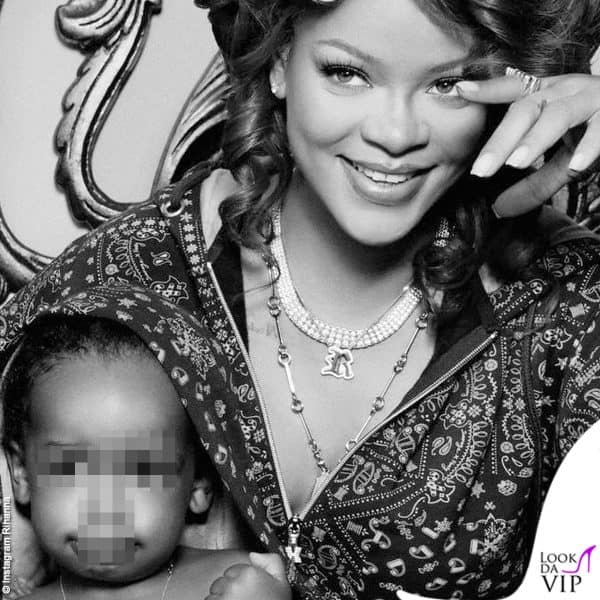 In questi scatti Riri è una mamma orgogliosa e bellissima