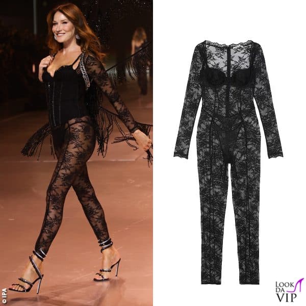 Carla Bruni sfila per Victoria's Secret con una tuta in pizzo nero