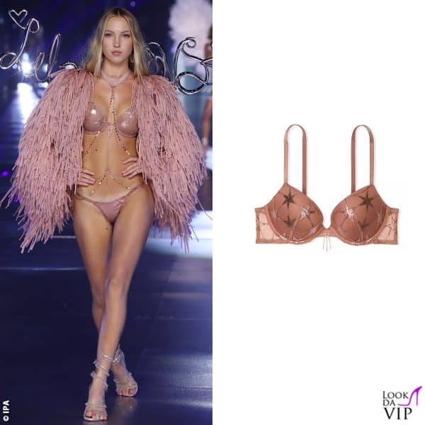 Lila Moss in rosa 