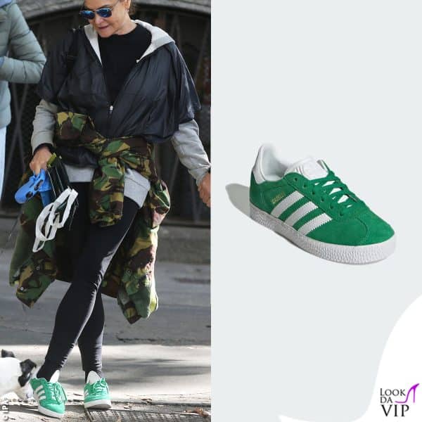 Sul look di Simona Ventura spiccano le scarpe Adidas