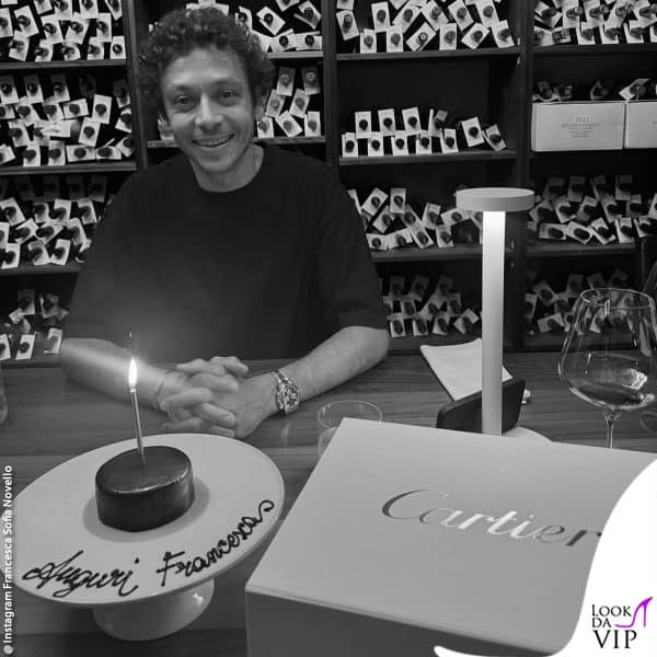 Valentino sorride: nella scatola Cartier ci sarà il suo regalo per Francesca Sofia Novello? 