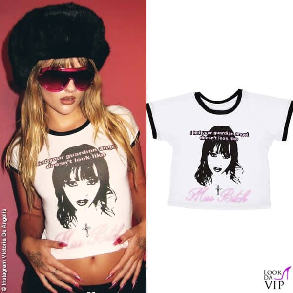 Una t-shirt col suo volto stilizzato