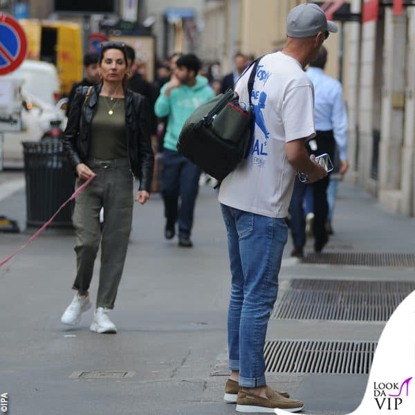 il calciatore si ferma ad aspettare la sua signora 