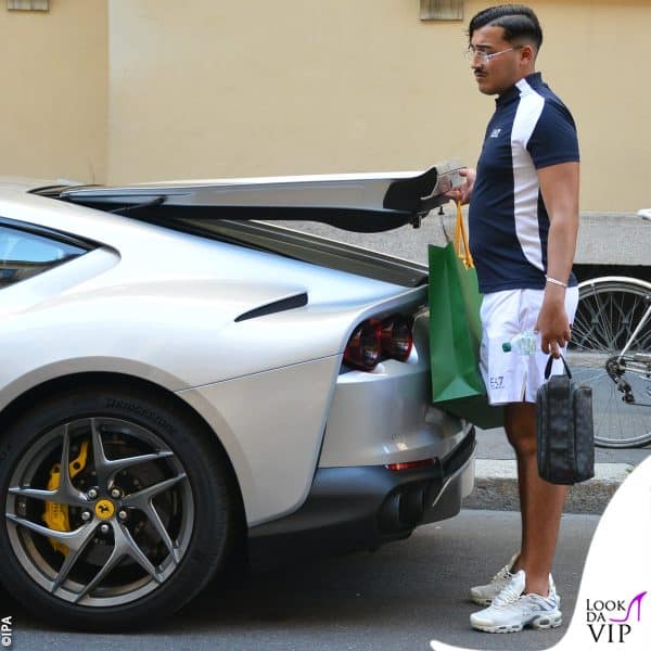 il rapper sale a bordo della sua Ferrari 
