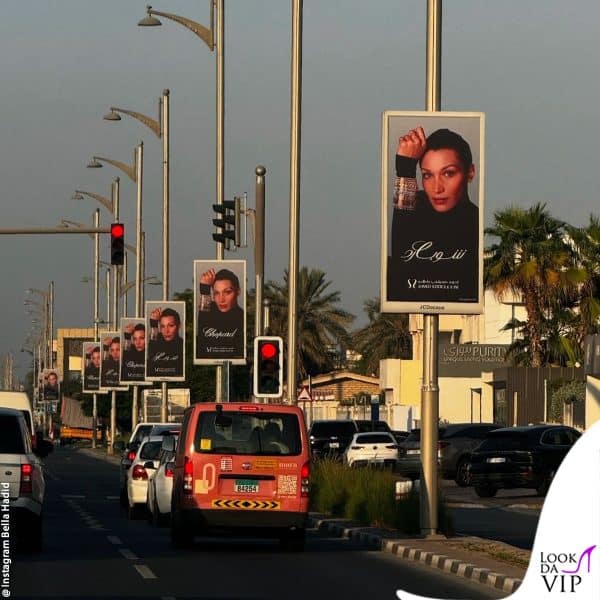 Bella riprende i cartelloni con il suo volto per le strade di Dubai 
