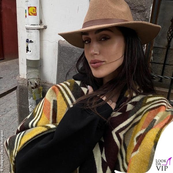 Cecilia sceglie un outfit peruviano con cappello e poncho coloratissimo