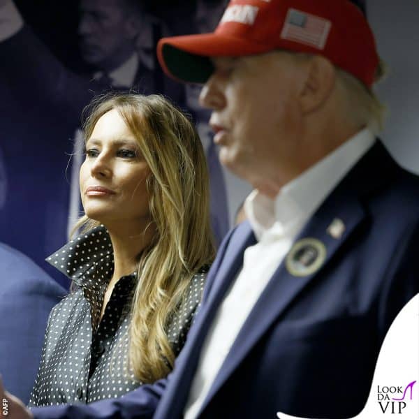 la Trump ha tolto gli occhiali per pochi secondi 