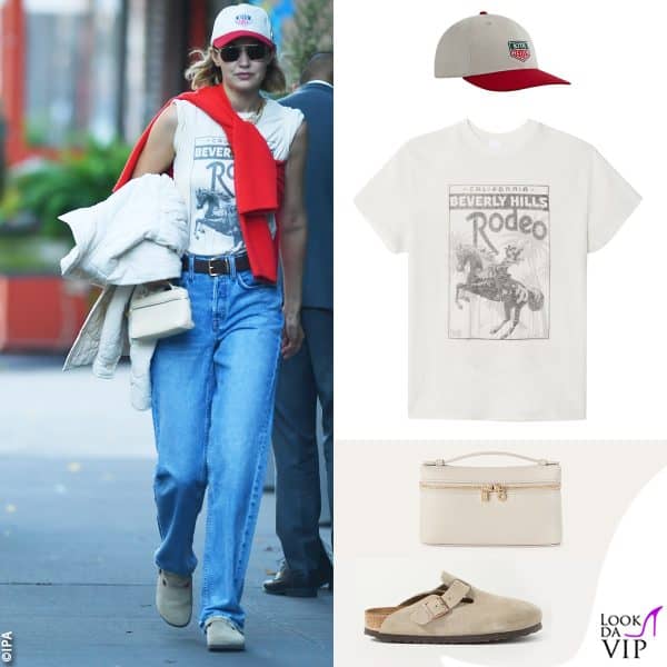 cappello Kith, t-shirt Re/Done, borsa Loro Piana, sabot Birkenstock 