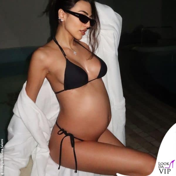 focus sul pancione nel bikini nero 
