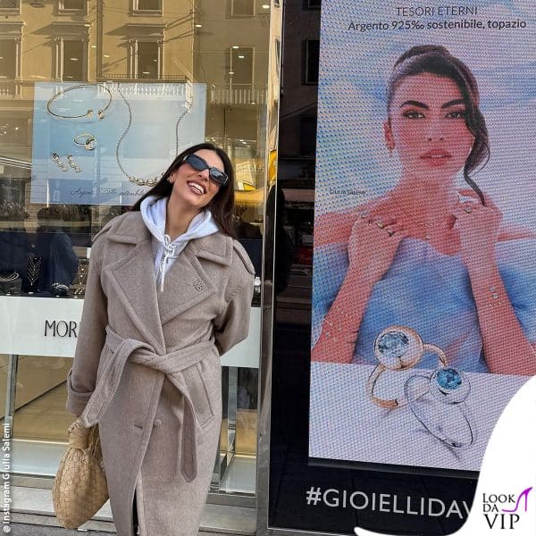 la Salemi, con un cappotto WRSTBHVR e borsa Bottega Veneta, posa vicino alla pubblicità di cui è protagonista 