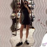 Giulia Valentina incinta con l'abito corto e i mocassini