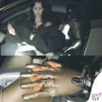 Kim Kardashian posa con il cyborg Tesla 
