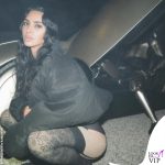 Kim Kardashian posa con il cyborg Tesla 