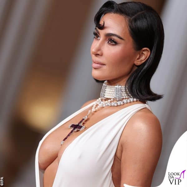 focus su seno e gioielli (choker Tallarico, collier Bulgari, croce Garrard)
