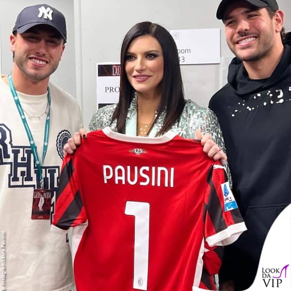 Laura stringe in mano la maglia del Milan, mentre posa con Davide Calabria e Theo Hernandez