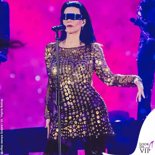 occhiali da sole futuristici per la cantante 