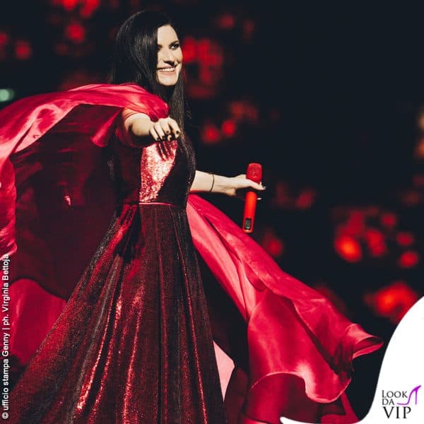 La Pausini risplende tra le paillettes color rubino