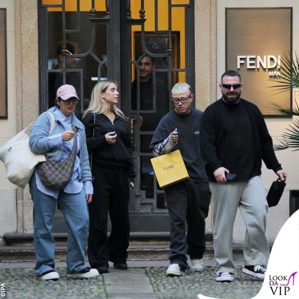 il rapper e la fidanzata, Greta Orsingher, dopo gli acquisti 